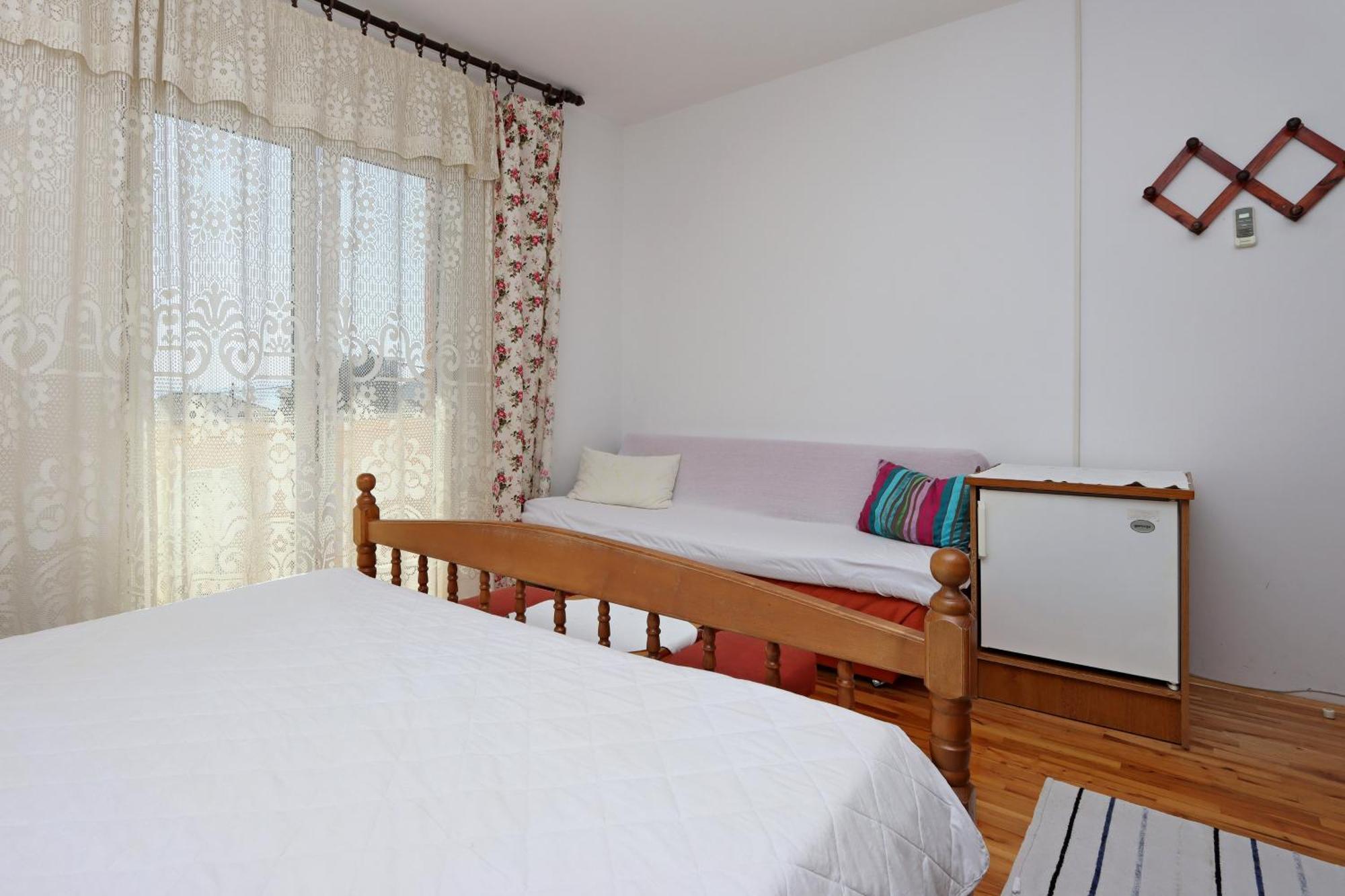 Apartments And Rooms By The Sea Banjol, Rab - 19692 Rom bilde